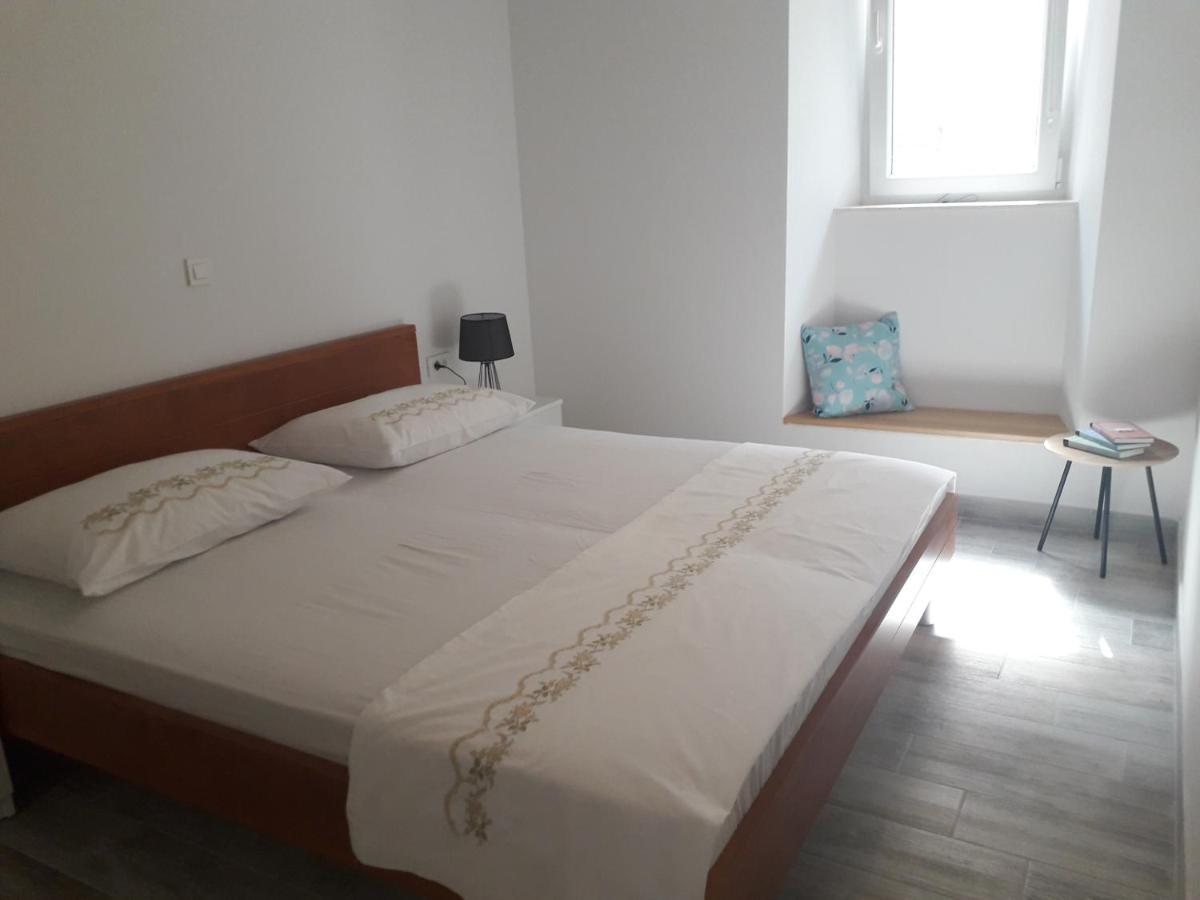 Apartments Bepi Komiza Bagian luar foto